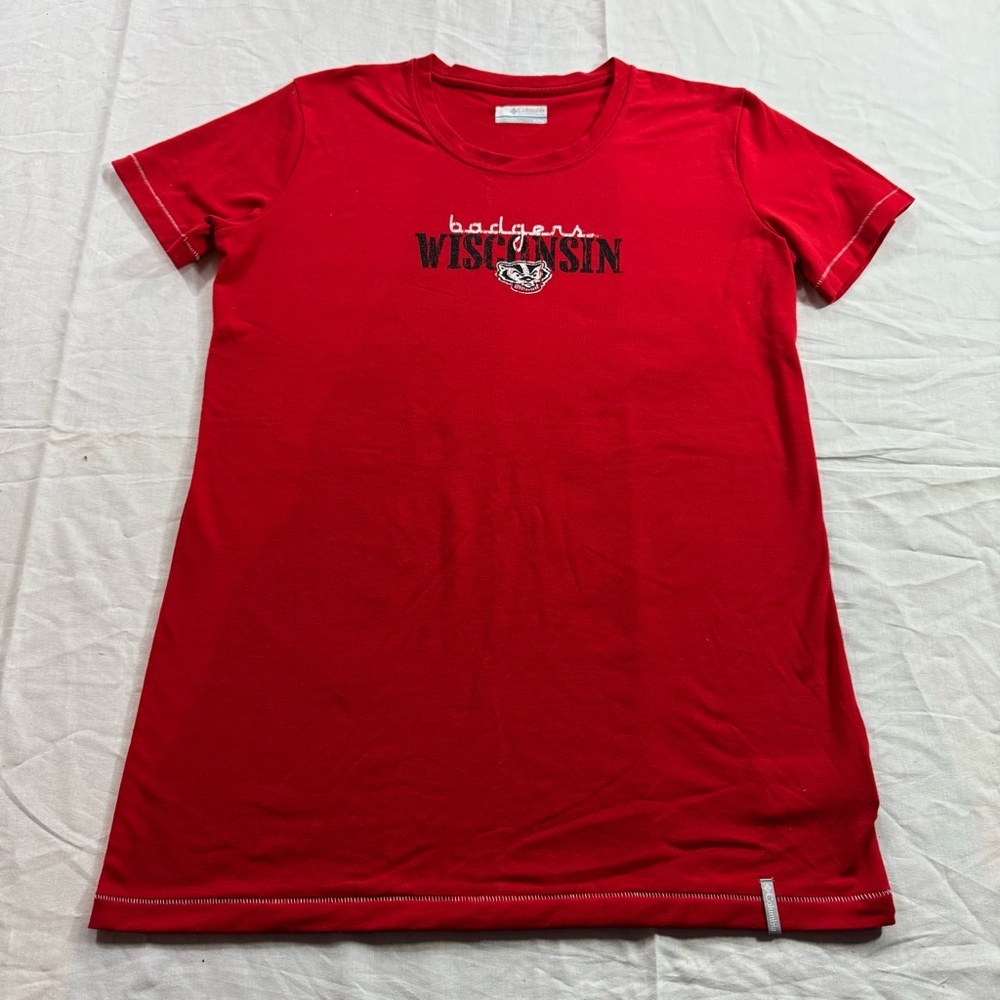 W28. Women’s Columbia Wisconsin badgers Red Short‎ Sleeve Tee (XL)